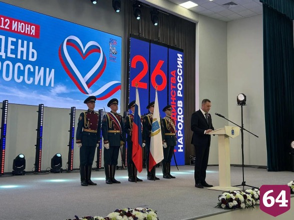 В саратовском правительстве перед Днем России исполнили патриотические песни